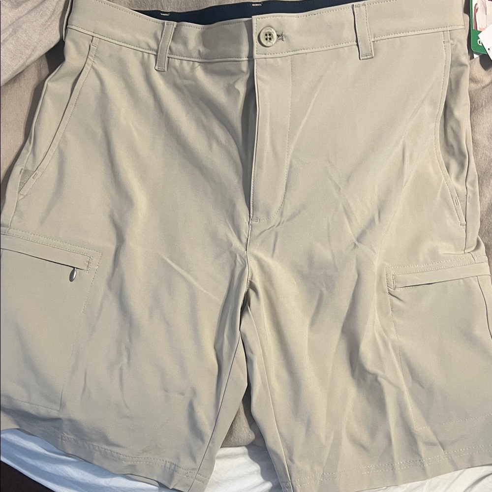 Izod Khaki golf shorts — Lightweight Everyday Wear